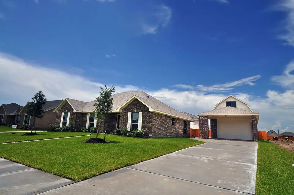 Wide driveway beside the home and garage at 2206 Fortuna Drive, League City, Texas