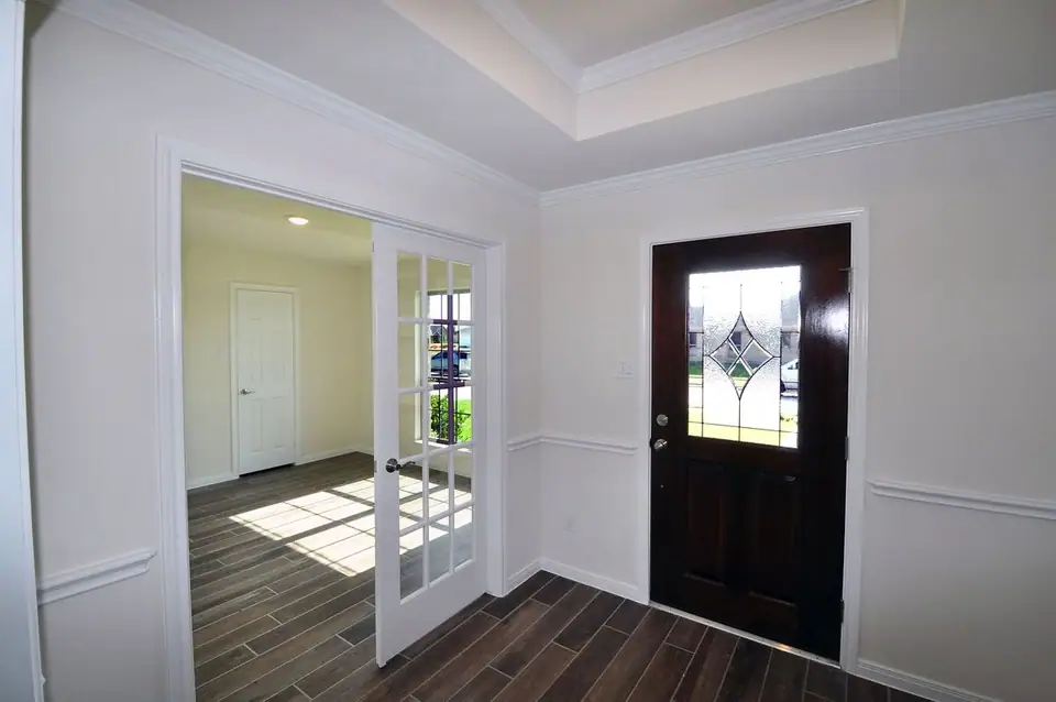 Entry foyer beside glass doors at 3805 Verde River Road, League City, Texas