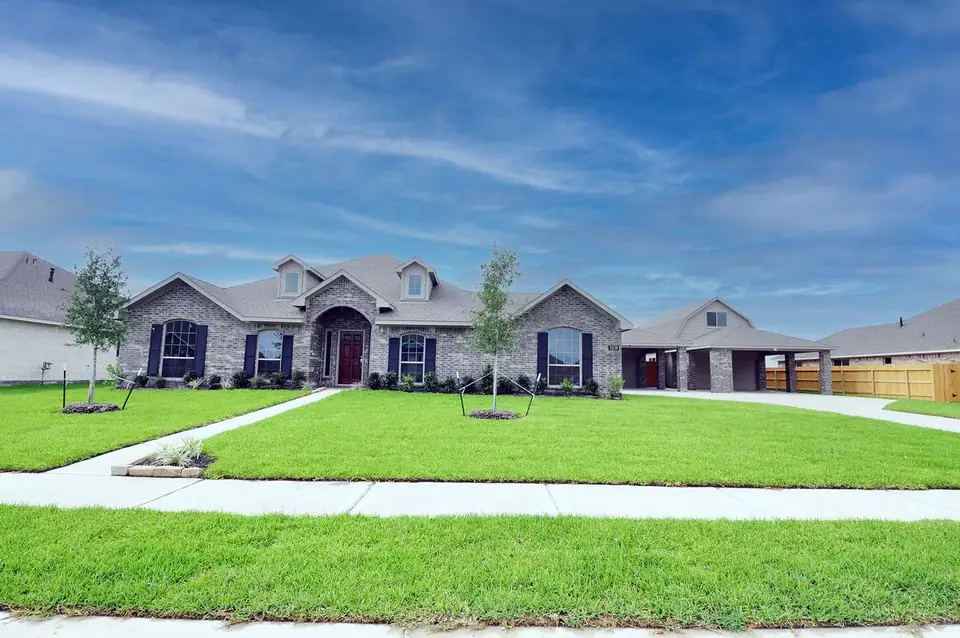 Home and wide driveway leading to the garage at 2238 Ensenada Drive, League City, Texas