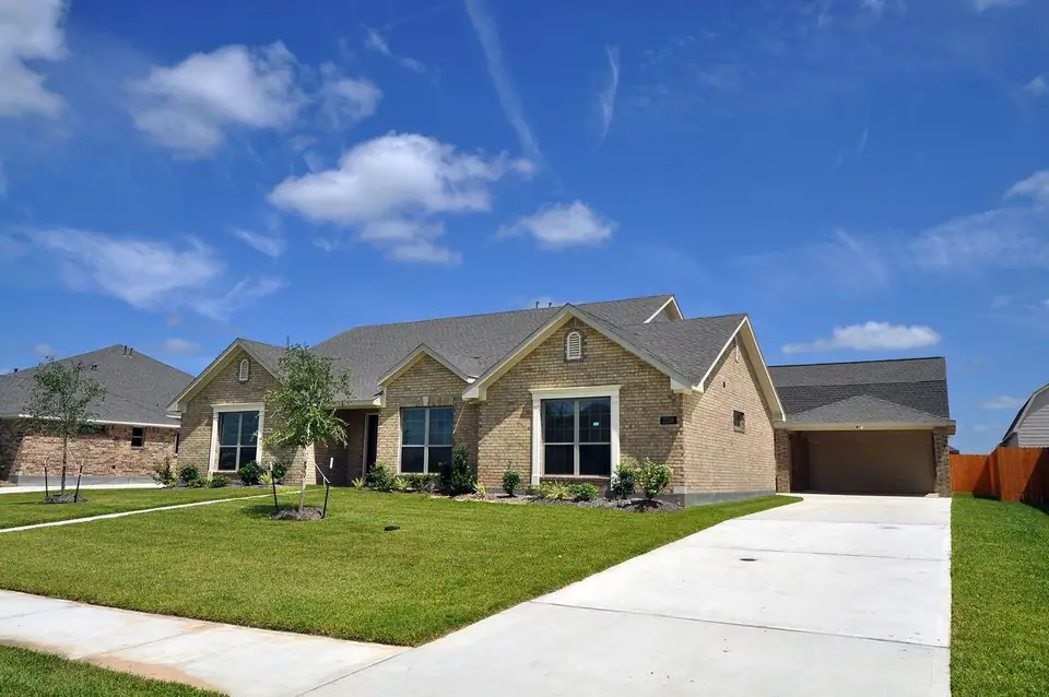 Home and driveway leading to the garage at 2210 Fortuna Drive, League City, Texas